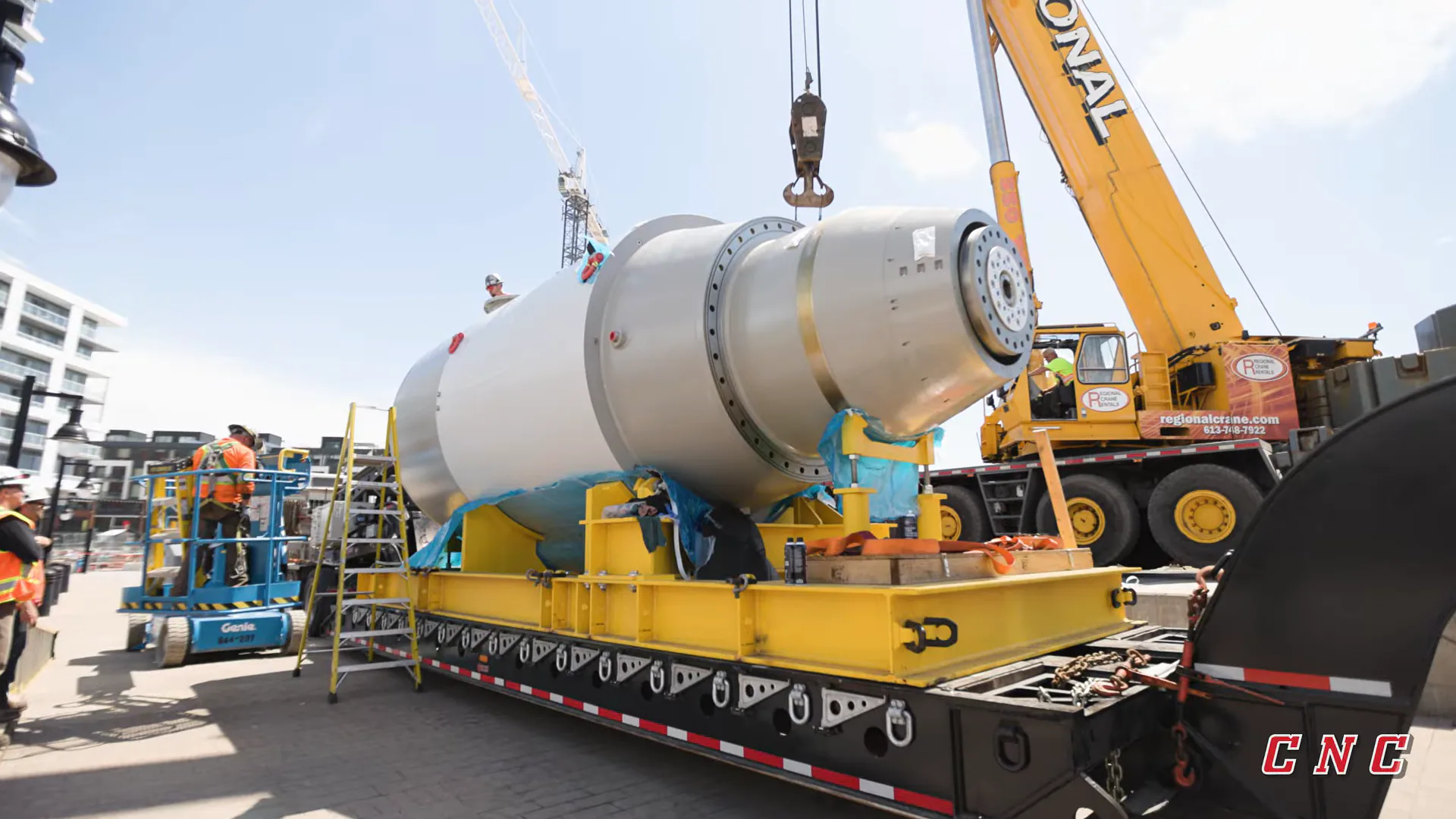 Turbine bulbe de 7,5 MW sur sa remorque, crochet de grue accroché, à la centrale des chutes de la Chaudière.